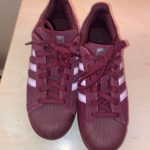 maroon superstar adidas shoes🤎